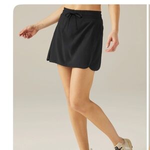 Beyond Yoga Women's Stretch Woven In Stride Lined Skirt - True Black / M